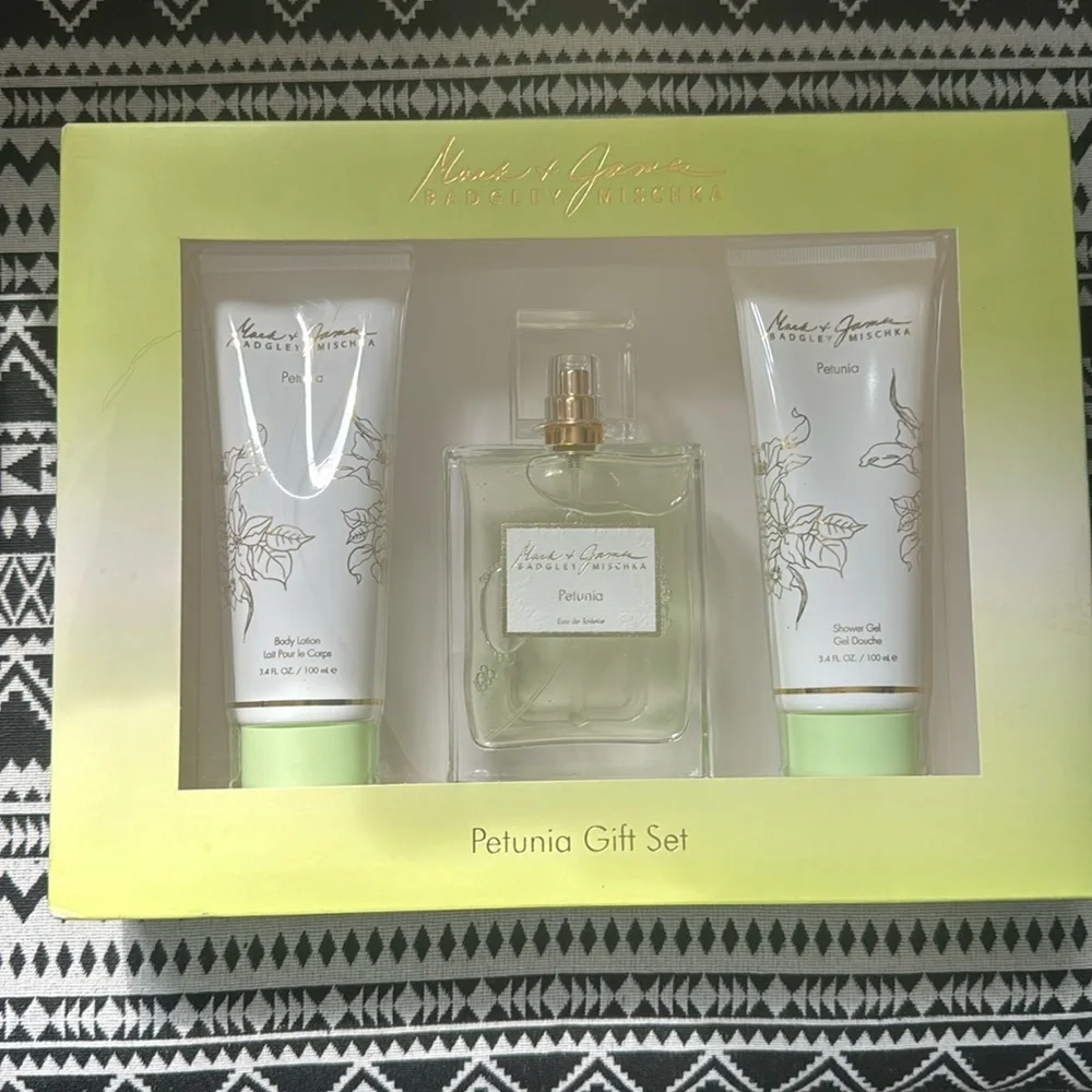 Mark & James Petunia By Badgley Mischka Gift Set 3.4 oz./100ml - Picture 1 of 6